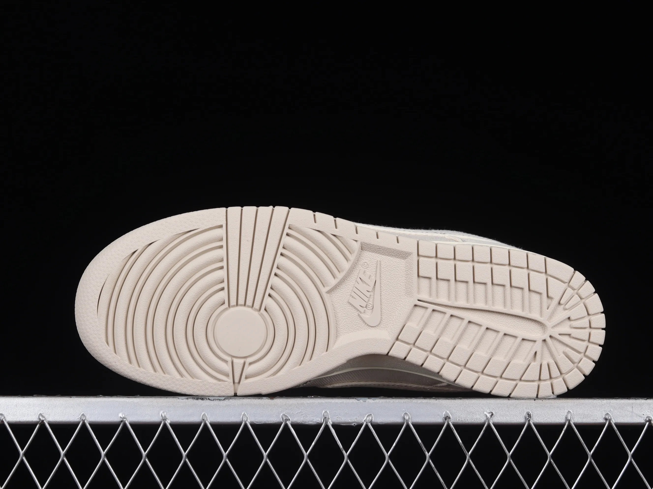 All Categories Nk SB Dunk Series Nk SB Dunk Low Low-top sneakers C version Nk Dunk Low Retro "Light Orewood Brown" Bugs Bunny off-white SB low-top casual sneakers DV0834-100